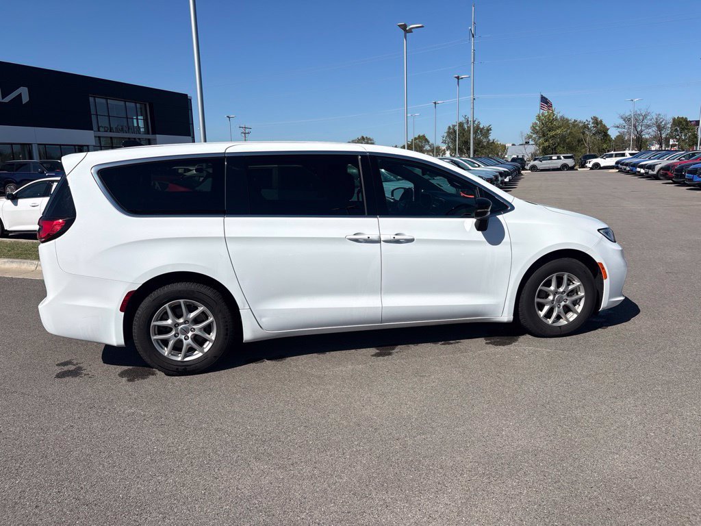 Used 2025 Chrysler Pacifica Select FWD image 2