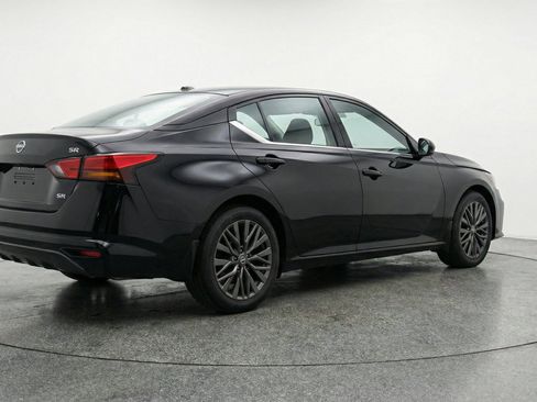 Used 2025 Nissan Rogue SV FWD image 9