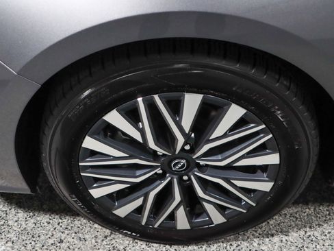 Used 2024 Nissan Altima 2.5 SV image 11