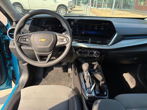 Used 2025 Chevrolet Trax LT FWD image 4