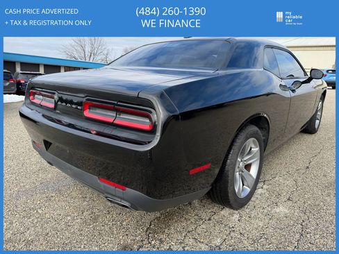 Used 2015 Dodge Challenger SXT image 5