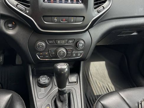 Used 2021 Jeep Cherokee Latitude Plus w/ Mopar Interior Package AWD/4WD image 16