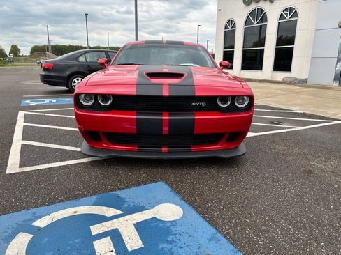 Used 2017 Dodge Challenger SRT Hellcat RWD image 4