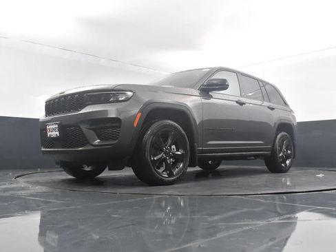 Used 2025 Jeep Grand Cherokee Altitude AWD/4WD image 52