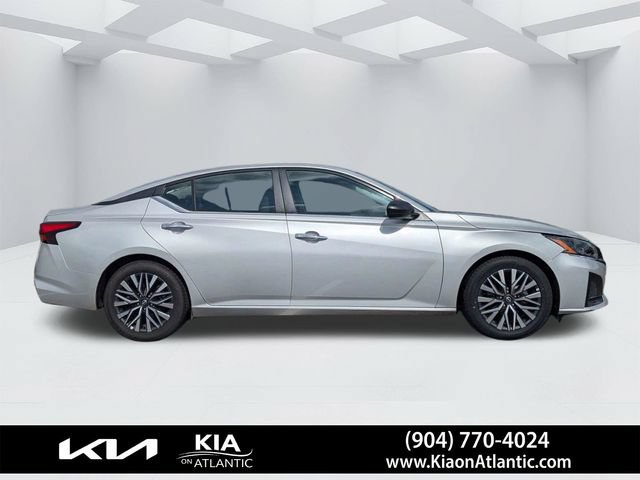 Used 2025 Nissan Altima 2.5 SV FWD image 2