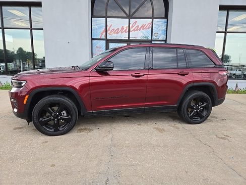 Used 2023 Jeep Grand Cherokee Altitude AWD/4WD image 5