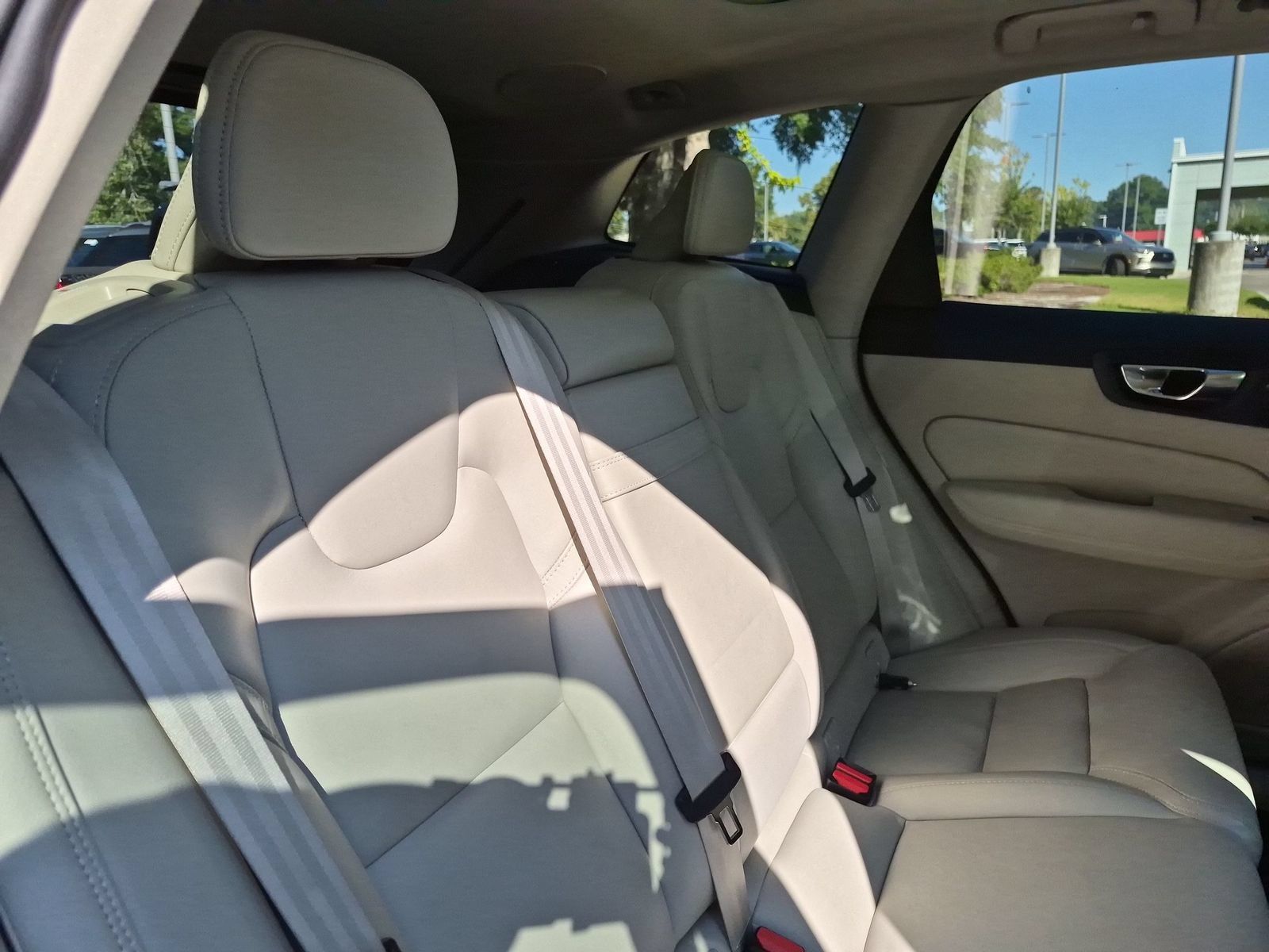 Used 2022 Volvo XC60 B5 Inscription w/ Advanced Package FWD image 31