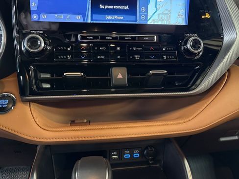 Used 2022 Toyota Highlander Platinum image 18