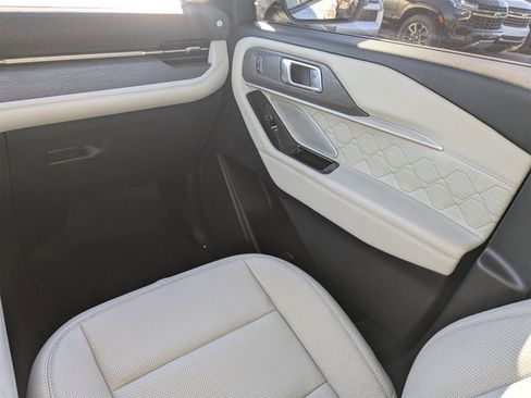 Used 2025 Ford Explorer Platinum w/ Ultimate Package image 19