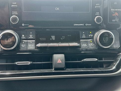 Used 2022 Toyota Highlander LE FWD image 16