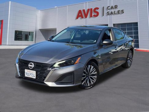 Used 2025 Nissan Altima 2.5 SV FWD image 1