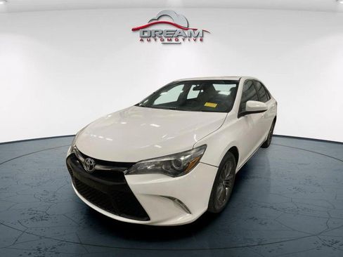 Used 2017 Toyota Camry SE w/ Moonroof Package FWD image 3