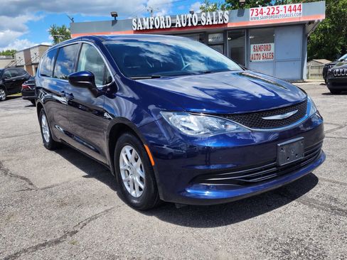 Used 2017 Chrysler Pacifica Touring FWD image 2
