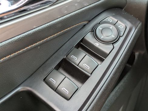 Used 2020 Chevrolet Traverse LT image 23