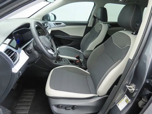 Used 2025 Volkswagen Taos SE w/ Panoramic Sunroof Package FWD image 19