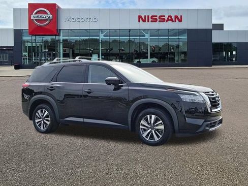 Used 2024 Nissan Pathfinder SL FWD image 3
