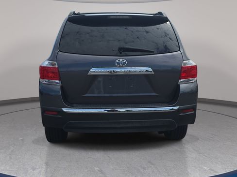 Used 2012 Toyota Highlander SE w/ Tow Pkg FWD image 6