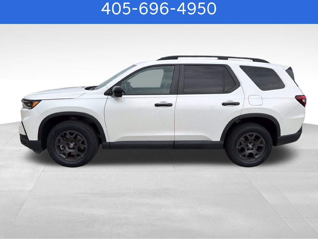 Used 2025 Honda Pilot TrailSport image 2
