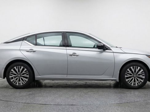 Used 2025 Nissan Altima 2.5 SV image 11