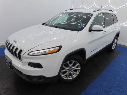 Used 2018 Jeep Cherokee Latitude Plus w/ Comfort/Convenience Group FWD image 4