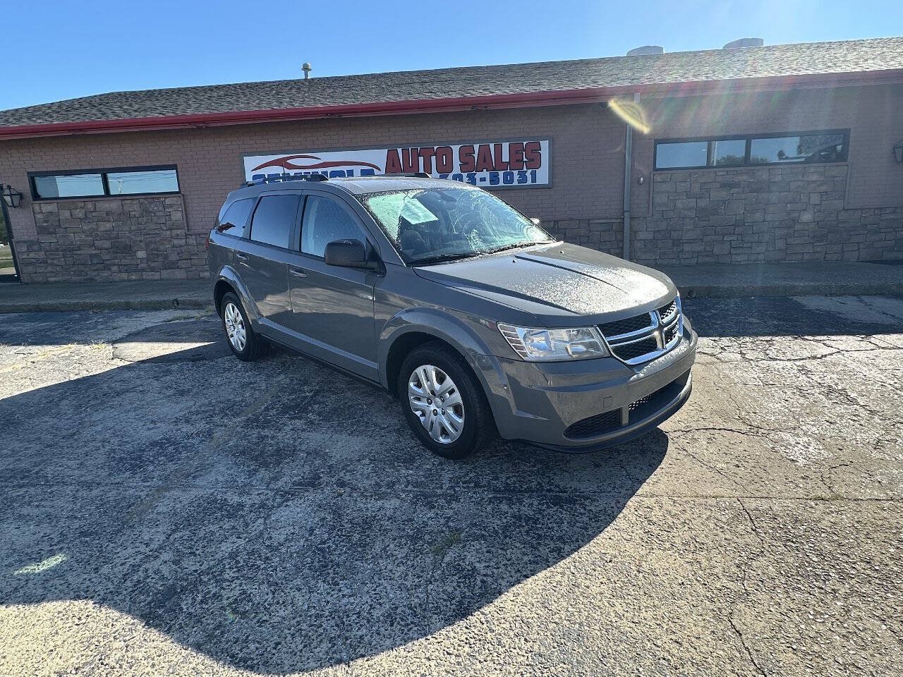 Used 2019 Dodge Journey SE FWD image 1
