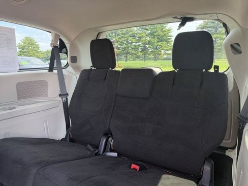 Used 2011 Chrysler Town & Country Touring FWD image 5