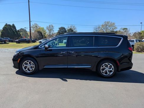 Used 2023 Chrysler Pacifica Limited image 7