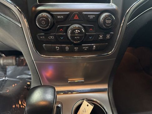 Used 2018 Jeep Grand Cherokee Limited image 16