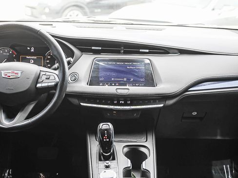 Used 2023 Cadillac XT4 Luxury w/ Cold Weather Package FWD image 13