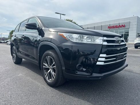 Used 2019 Toyota Highlander LE AWD/4WD image 3