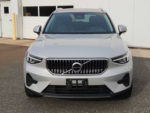 Used 2025 Volvo XC40 B5 Core image 2