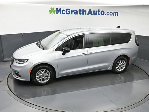 Used 2024 Chrysler Pacifica Touring-L FWD image 23