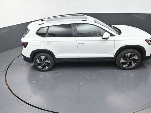 New 2026 Volkswagen Taos SE image 18