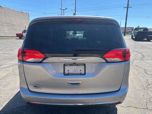 Used 2017 Chrysler Pacifica Touring-L w/ Tire & Wheel Group FWD image 5