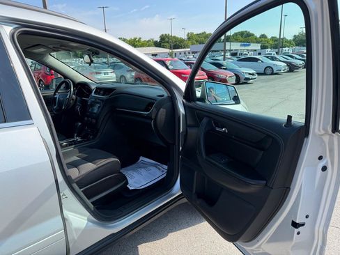 Used 2017 Chevrolet Traverse LT FWD image 9