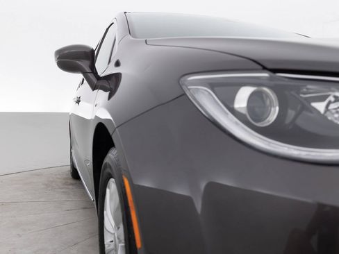 Used 2018 Chrysler Pacifica Touring-L w/ Premium Audio Group FWD image 11