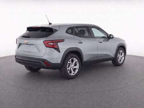 Used 2024 Chevrolet Trax LS w/ LS Convenience Package FWD image 4