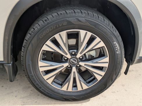 Used 2023 Nissan Rogue SV w/ SV Premium B Package image 32