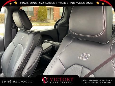 Used 2023 Chrysler Pacifica Touring-L image 5
