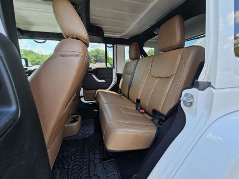 Used 2018 Jeep Wrangler Unlimited Rubicon w/ Connectivity Group AWD/4WD image 16
