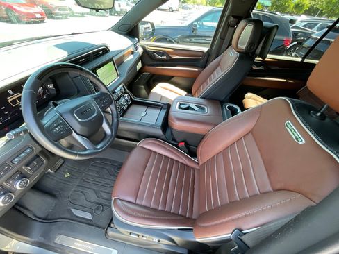 Used 2024 GMC Yukon XL Denali Ultimate AWD/4WD image 5