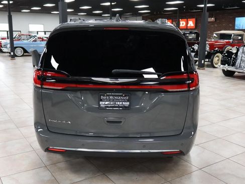 Used 2021 Chrysler Pacifica Touring w/ Cold Weather Group FWD image 4