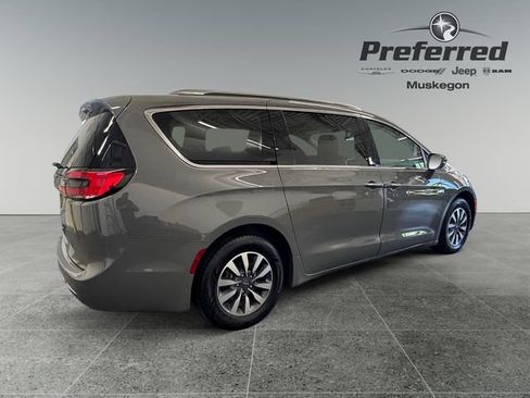 Used 2021 Chrysler Pacifica Touring-L FWD image 17