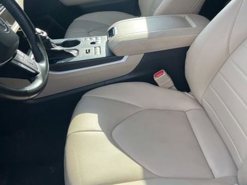 Used 2023 Toyota Highlander XLE image 11