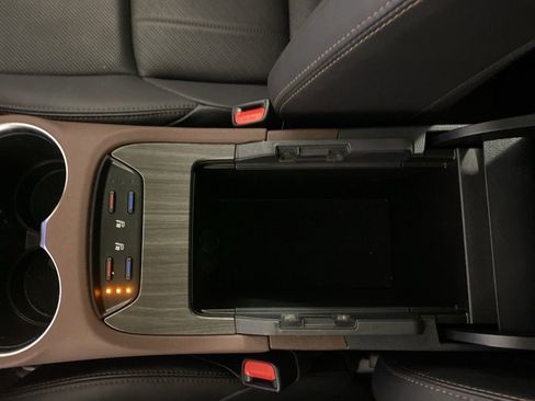 Used 2024 Toyota Venza Limited image 24