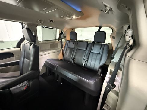 Used 2015 Chrysler Town & Country Touring-L w/ Driver Convenience Group image 23