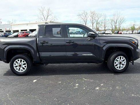 Certified 2025 Toyota Tacoma SR5 w/ SR5 Upgrade Package AWD/4WD image 8