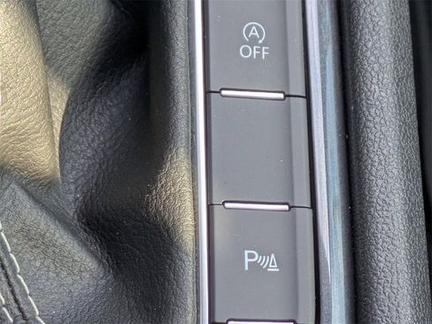 Used 2023 Volkswagen Tiguan SE R-Line image 25