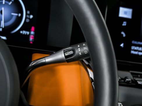 Used 2025 Rolls-Royce Cullinan image 32