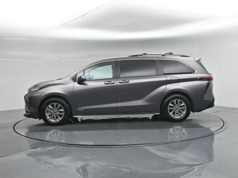 Used 2021 Toyota Sienna XLE FWD image 34